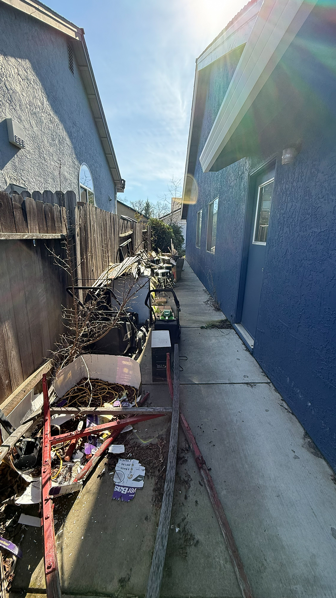 Cluttered Roseville side yard before Kale's junk removal